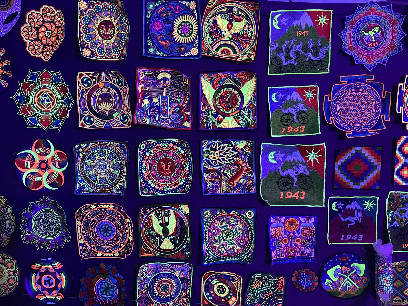 Wall · 1943 mandalas